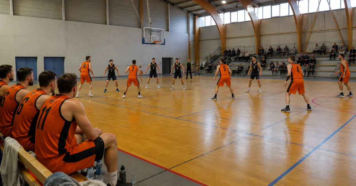 Cinq joueurs d'une équipe de basket amateur sur le terrain pendant un match
