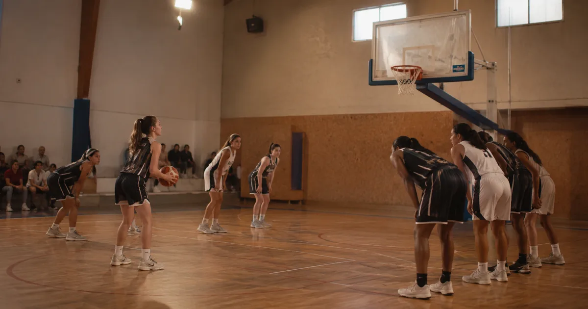 Joueuse de basket amateur concentrée sur la ligne des lancers francs, ballon en main